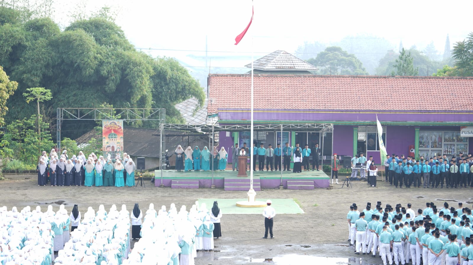 Civitas Pesantren Modern Daarul Uluum Lido Melaksanakan Apel Upacara Di Lapangan Utama Pesantren
